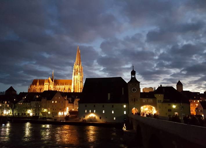 Der Regensburger Dom mit der Steinernen Brücke bei Nacht