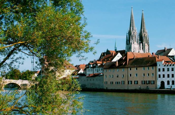 Blick auf Regensburgs Altstadt und die Steinerne Brücke